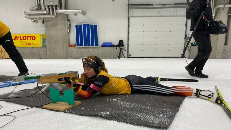 Johanna Recktenwald: Die Biathletin ist eine der Medaillenanwärterinnen für paralympisches Gold 2026. – Bild: ZDF und Anna Fedorov
