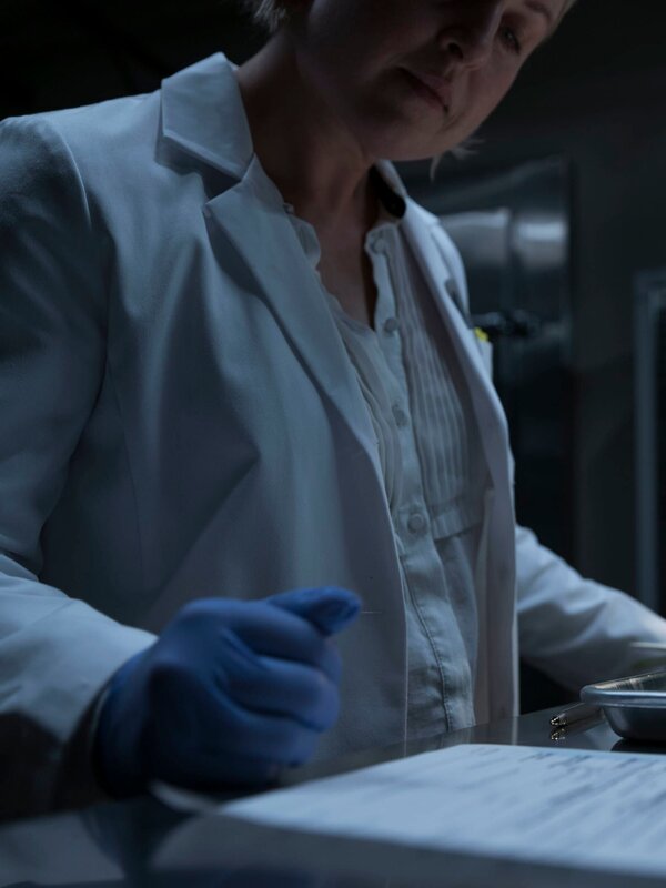 Forensic document examiner looking at signature in lab. – Bild: Greg Mazzola /​ Investigation Discovery /​ Discovery Communications, LLC