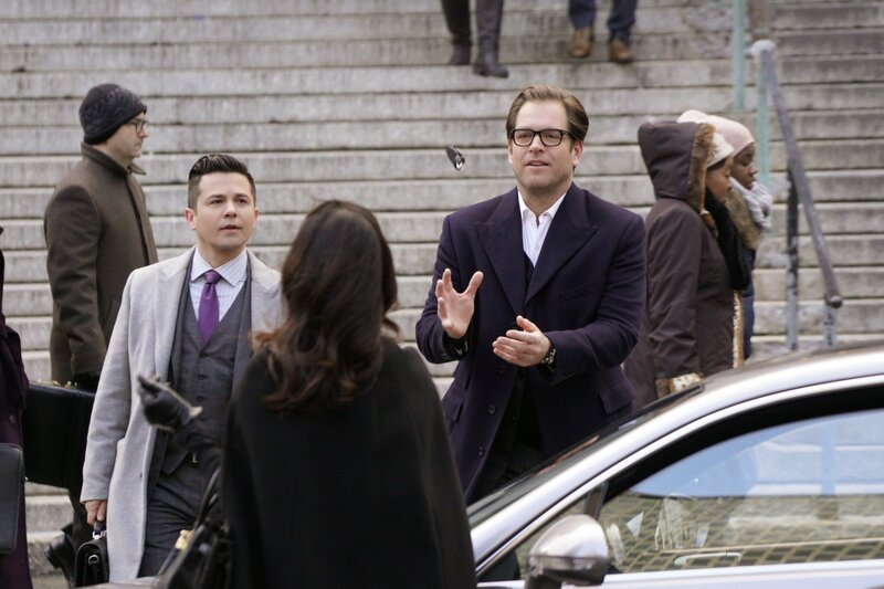 Kann Bulls (Michael Weatherly, r.) Starzeugin Sophia Dern (Cristina Rosato, vorne), ehemalige Brokerin bei Brannigan Trust, Bull und Benny (Freddy Rodriguez, l.) die entscheidenden Informationen für den aktuellen Fall liefern? – Bild: 2016 CBS Broadcasting, Inc. All Rights Reserved Lizenzbild frei