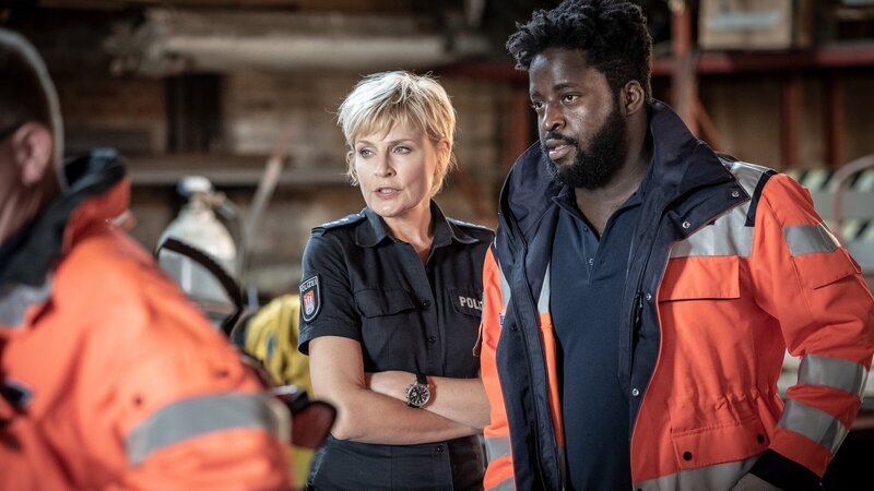 Dr. Schmidt (Joel Williams, r.) kann Melanie (Sanna Englund, l.) noch nicht sagen, ob der junge Mann, auf den sie schießen musste, überleben wird. – Bild: ZDF und Boris Laewen (bola)