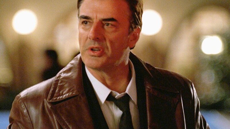 Detective Logan (Chris Noth) ist entsetzt: Warum ist seine Nachbarin vom Dach gestürzt? War es Mord, Selbstmord oder ein Unfall? – Bild: RTL
