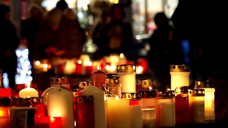 Kerzen für die Opfer der Brandkatastrophe in Crans-Montana. – Bild: ZDF und SRF, RTS
