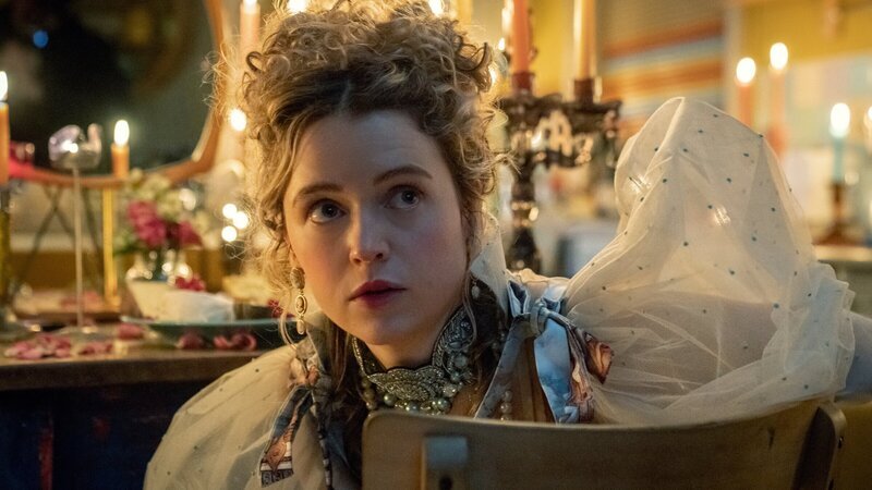 Carrie (Sofia Oxenham) macht sich für ihr Date mit Graf Charles hübsch. Sie ist von ihm sehr angetan und sucht immer wieder das Zwiegespräch mit ihm. Ihre Möglichkeit, sein Wesen anzunehmen, begeistert sie sehr. – Bild: ZDF und Olly Courtney/​Disney+