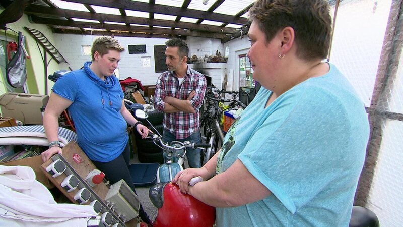 Nachdem der Mann von Oma Brigitte verstorben ist, steht im Dreimädelhaus alles Kopf. Oma Brigitte gibt schweren Herzens ihr Geschäft als Fußpflegerin aufv.l.: Sarina, Nicole, Brigitte – Bild: RTL II