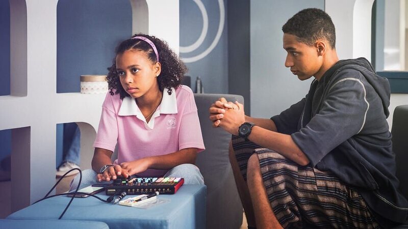 Malik (Jonathan Vöhringer) sucht das Gespräch mit der schlecht gelaunten Ruby (Sonia Kantati). Sie ist sauer, weil ihre Technik kaputt ist. – Bild: MDR/​Thomas Dietze