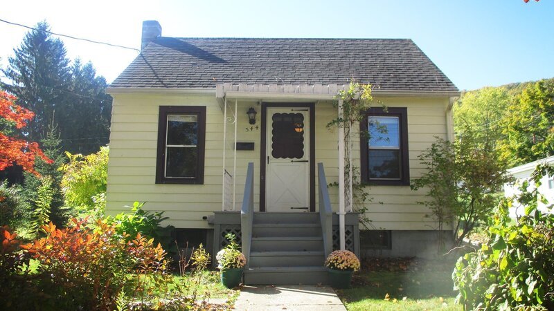 Dan, Cindy und ihre vier Kinder wollen künftig in einem Minihaus leben. Die Vorteile: ein schuldenfreies Leben und die ein oder andere Reise. – Bild: HGTV