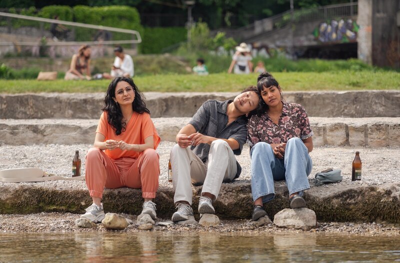 Von links: Sema (Şafak Şengül), Kim (Viet Pham) und Maya (Salka Weber) an der Isar. Weiteres Bildmaterial finden Sie unter www.br-foto.de. – Bild: BR/​Kineo Film GmbH/​Lars Nitsch