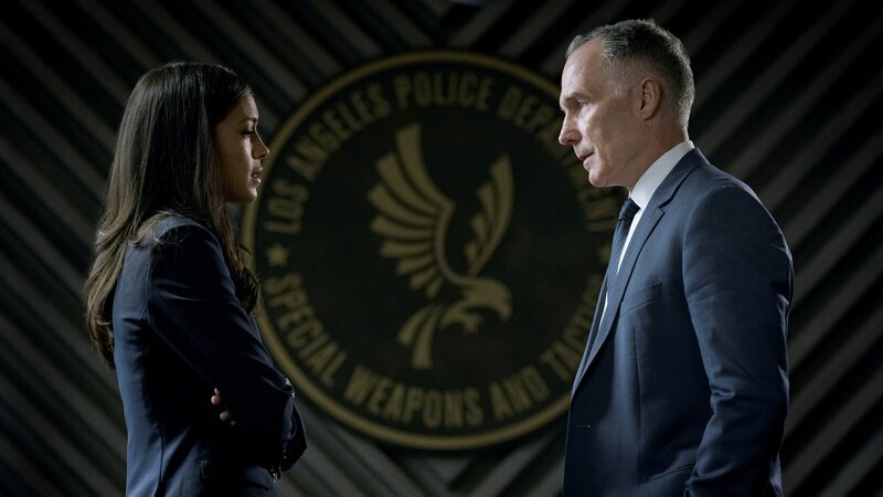 Jessica Cortez (Stephanie Sigman) und Robert Hicks (Patrick St. Esprit). – Bild: screengrab /​ CBS ENTERTAINMENT