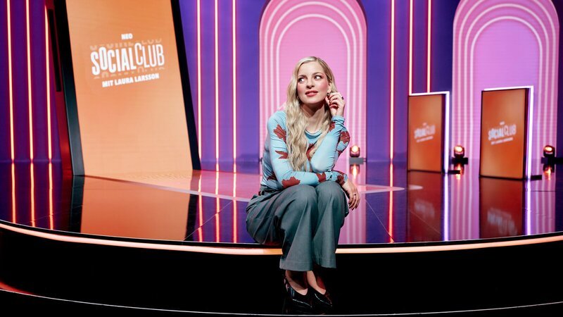 Laura Larsson sitzt im Studio ihrer Comedy-Gameshow „Neo Social Club“. – Bild: ZDF und Niels Freidel