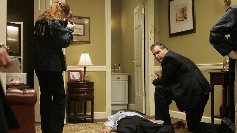 Der Arzt Dr. Mallory, ein Chirurg, der sich auf Implantate für Gehörlose spezialisiert hat, wird tot aufgefunden. Det. Robert Goren (Vincent D’Onofrio, r.) untersucht den Tatort. – Bild: MG RTL D /​ NBC Universal