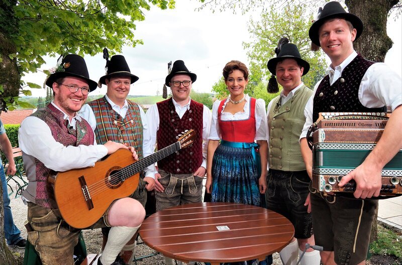 Elisabeth Rehm, umgeben von den Starnberger Fischerbuam. – Bild: BR/​Amelie Völker