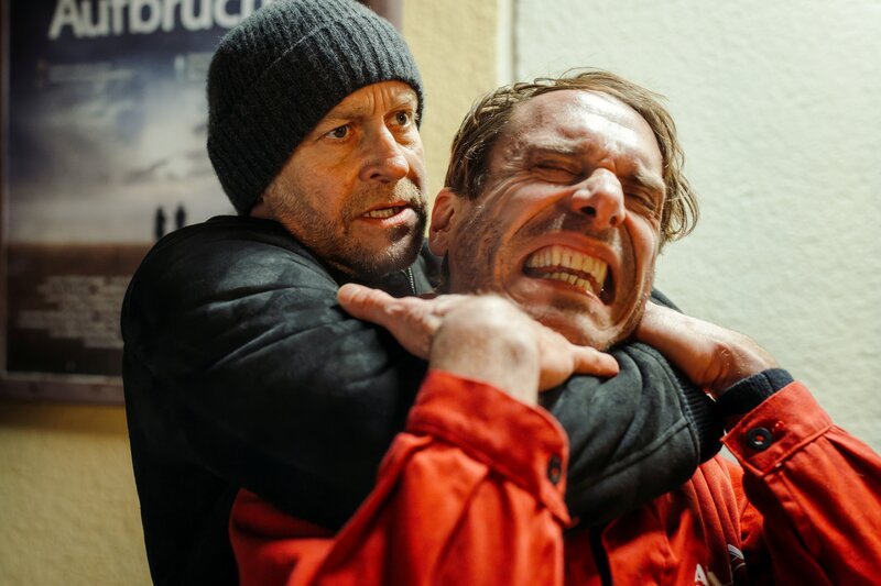 Robert Heffler (Jürgen Vogel, l.) glaubt Ex-Häftling Thorsten Handke (Max Mayer, r.) kein Wort und greift zu seinen eigenen Mitteln um die Wahrheit herauszufinden. – Bild: Hendrik Heiden /​ ZDF