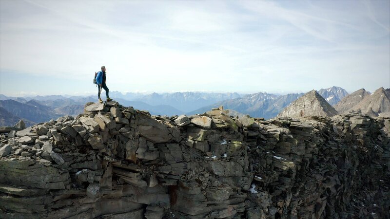 Observatoriumstechniker Ludwig Rasser auf Mineraliensuche, Kamm unterhalb des Sonnblicks, Sonnblick Observatorium, Hoher Sonnblick – Bild: ServusTV /​ Querschuss Film