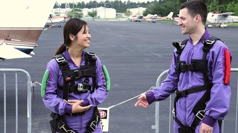 Kyle comforting Noon before getting on the skydiving plane. – Bild: Discovery Communications
