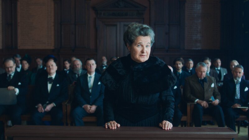 Bordellchefin Regine Riehl (Maria Hofstätter) steht wegen Freiheitsberaubung vor Gericht. – Bild: ZDF und ORF/​Nikolaus Geyrhalter Filmproduktion/​Carolina Steinbrecher