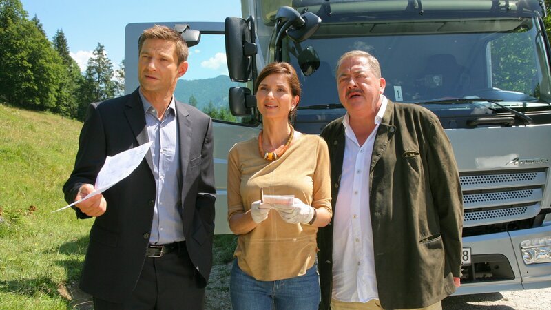 Die Kommissare Hofer (Joseph Hannesschläger, r.) und Hansen (Igor Jeftic, l.) sowie Pathologin Dr. Eckstein (Petra Einhoff, M.) untersuchen den Mord an einem Lkw-Fahrer. – Bild: ZDF/​Bavaria Fernsehprod./​Christian A. Rieger