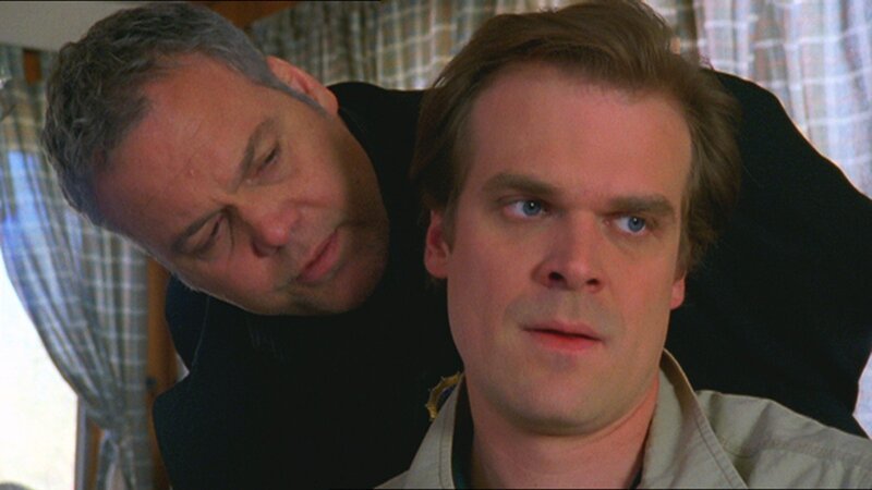 Paul Devildis (David Harbour, r.) ist ein religiöser Fanatiker, der nach und nach seine Verwandtschaft umbringt. Kann Detective Goren (Vincent D’Onofrio) ihn daran hindern, auch seine Tochter zu töten? – Bild: VOX/​VP