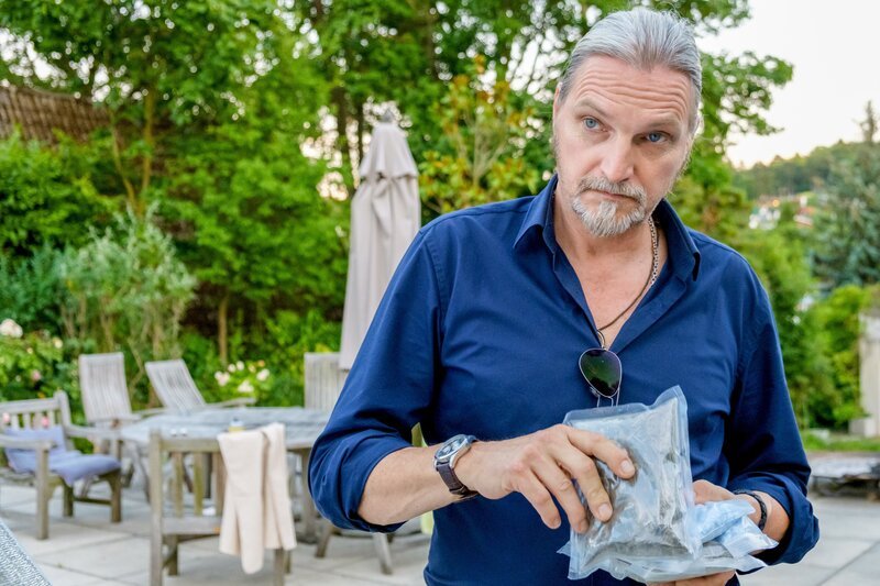Major Carl Ribarski (Stefan Jürgens) macht sich Gedanken über die gefundenen Beweispäckchen. – Bild: ORF 1