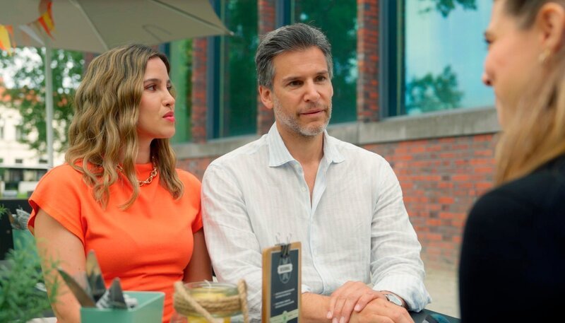 Richard (Florian Odendahl r.) bietet Lara (Alexandra Fonsatti l.) überraschend einen Auftrag bei der EmKa an. – Bild: NDR