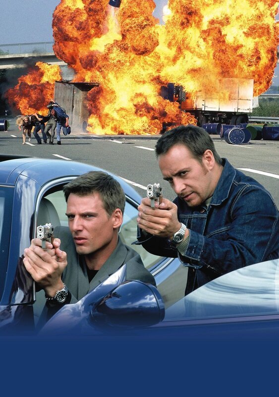 Die Action geht weiter: Spannend, rasant und spektakulär – so kennen Action-Fans ihre Autobahn-Kommissare Tom Kranich (René Steinke, li.) und Semir Gerkhan (Erdogan Atalay, re.). – Bild: RTL