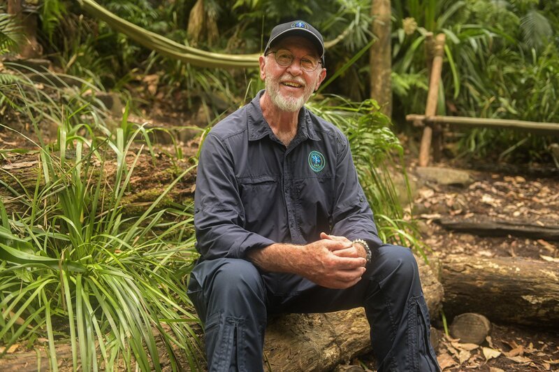 Dr. Bob präsentiert das Camp. – Bild: RTL /​ Stefan Thoyah