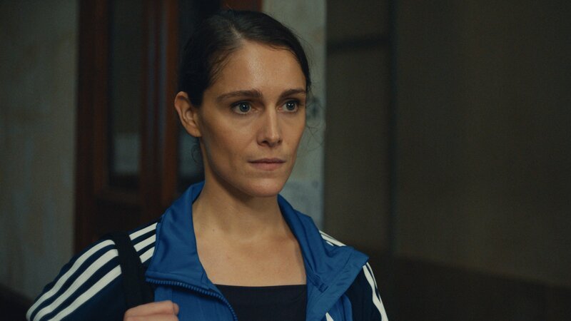 Der Tag der Verhandlung vor dem Arbeitsgericht rückt näher und Zoé (Ariane Labed) hat schlechte Karten. Doch dann erhält sie ein Angebot, das alles verändert. – Bild: OCS and TELFRANCE&CIE /​ ZDF