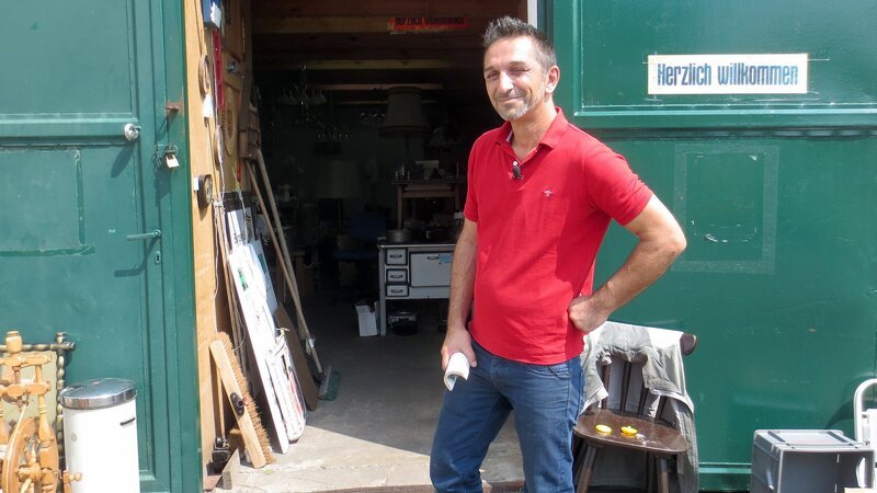 Trödelprofi Mauro Corradino ist gekommen um wieder Ordnung in Bernies ‚Schnäppchenscheune‘ zu bringen. – Bild: RTL II