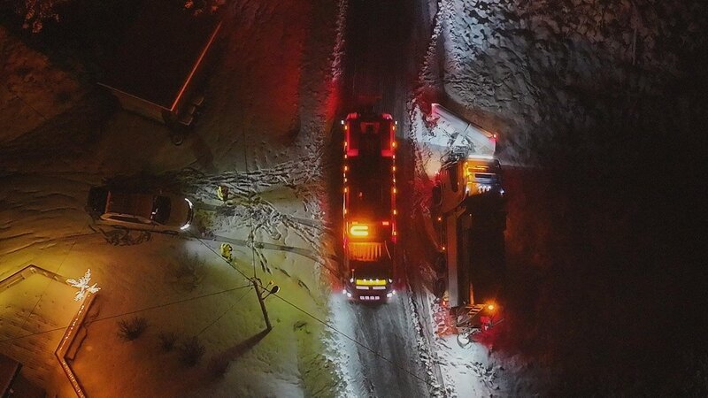 A plough driver slid off the road and Jo Roger has to maneuver the rescue truck on narrow roads to get it up again. – Bild: National Geographic