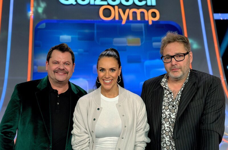 Moderatorin Esther Sedlaczek (M.) mit den Kandidaten des Teams „Comedy“: Ingo Appelt (l.) und Paul Panzer (r.). – Bild: ARD/​ITV Studios