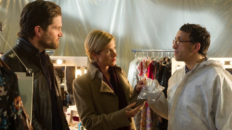 Martina Seiffert (Astrid M. Fünderich, M.) und Jo Stoll (Peter Ketnath, l.) erfahren von dem Spurensicherer Jan Arnaud (Mike Zaka Sommerfeldt) interessante Neuigkeiten. – Bild: ZDF und Markus Fenchel