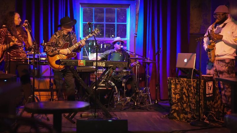 Das Bild zeigt eine Band, die live auf der Bühne auftritt. – Bild: CuriosityStream-Inc.