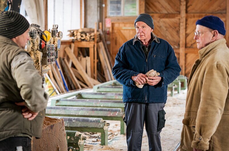 Heinz (Thomas Meinhardt, mi.) versucht bei Niki (Nikolaus König, li.) und Toni (Roland Frey, re.) etwas über Sophies Ehestreit zu erfahren. – Bild: SWR/​Christian Koch