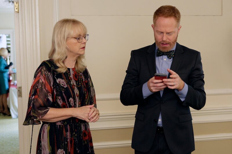 Auf einer Hochzeitsfeier treffen Mitchell (Jesse Tyler Ferguson), Claire und Jay unerwartet auf DeDe (Shelley Long). Aufgrund der Erinnerungen an vergangene Familienfeiern geraten Mitchell und Claire zunächst in Panik. Letztlich verläuft der Abend viel friedlicher als erwartet. – Bild: Paramount