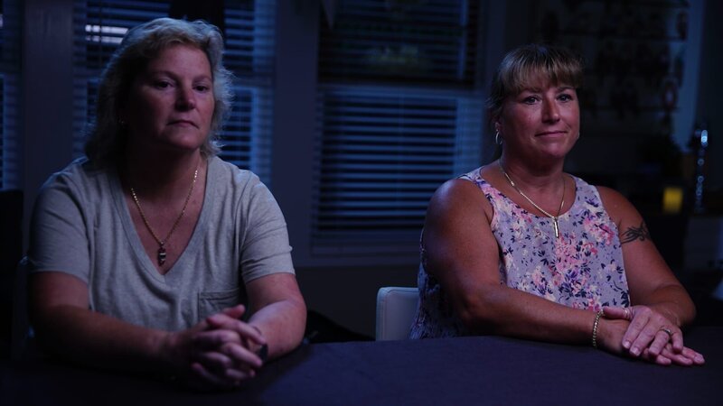Co-Clients Elaine and Deb listen during the reveal for an investigation in Wilmington, NC as seen on Travel Channel’s The Dead Files. – Bild: Discovery, Inc.
