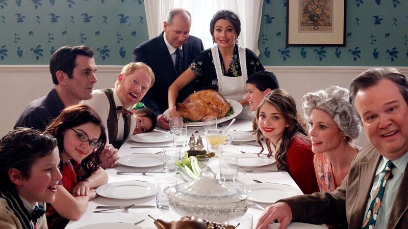 Ed O’Neill (Jay Pritchett), Sofía Vergara (Gloria Delgado-Pritchett), Julie Bowen (Claire Dunphy), Ty Burrell (Phil Dunphy), Jesse Tyler Ferguson (Mitchell Pritchett), Eric Stonestreet (Cameron Tucker), Sarah Hyland (Haley Dunphy), Ariel Winter (Alex Dunphy), Nolan Gould (Luke Dunphy), Rico Rodriguez (Manny Delgado), Aubrey Anderson-Emmons (Lily Tucker-Pritchett) – Bild: Disney+