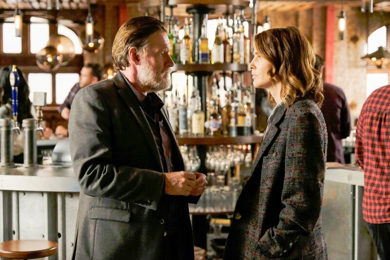 Donal Logue (Artie Banks), Cobie Smulders (Dex Parios). – Bild: ORF/​Disney/​ABC/​Jessica Brooks