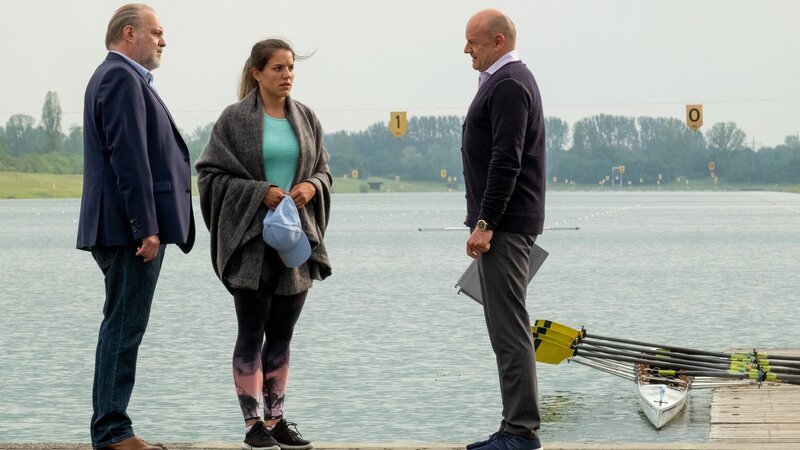 Während seiner Ermittlungen spricht Hauptkommissar Richard Voss (Jan-Gregor Kremp, l.) mit Julia Eich (Mona Vojacek Koper, M.), die mit ihrer Teamkollegin eng befreundet war und Werner Thieme (Oliver Stokowski, r.), dem Verbandschef des Rudervereins, um mehr über den Tod der ambitionierten Olympiasiegerin herauszufinden. – Bild: ZDF und Erika Hauri