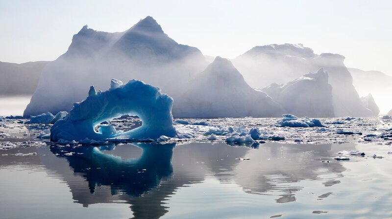 Unzählige frisch gekalbte Eisberge verstopfen im Sommer die Gewässer vor der Westküste Grönlands. Das Schmelzen des Grönländischen Eisschildes trägt derzeit hauptsächlich zum Anstieg des Meeresspiegels bei. – Bild: phoenix/​ZDF/​Usha Amin