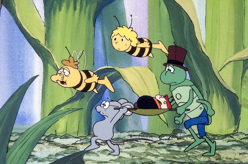 Alexander und Flip tragen auf einer Bahre eine Fliege zu Dr. Schnecke, Willi und Maja fliegen als Begleitschutz mit. – Bild: ORF/​ZDF/​Apollo-Film