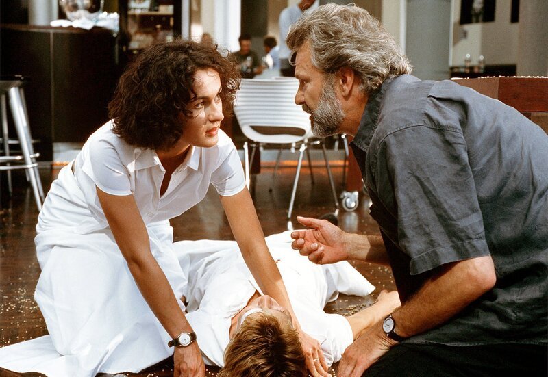 Maria (Marie-Lou Sellem, li.) und Tom (Peter Sattmann) kümmern sich um Anna (Suzanne von Borsody), die unglücklich gestürzt ist. Weiteres Bildmaterial finden Sie unter www.br-foto.de. – Bild: ARD/​Degeto