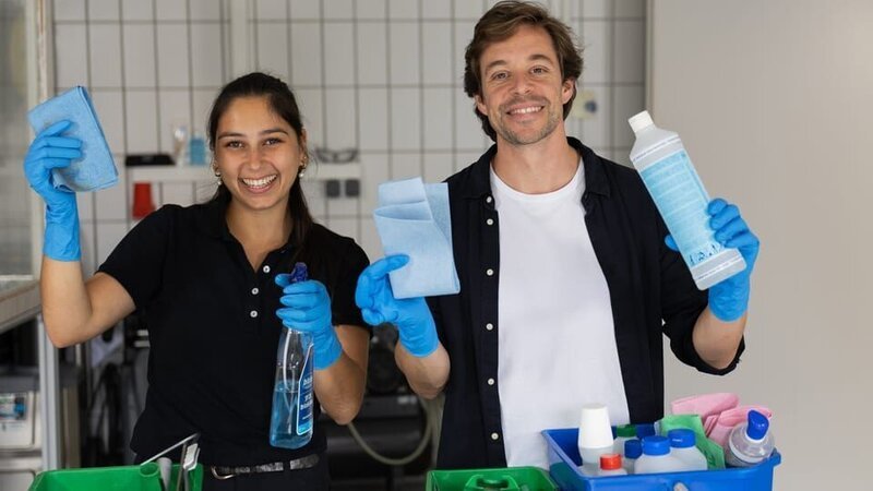 Checker Tobi lernt von Gebäudereinigerin Sarah, wie man Flecken richtig entfernt. – Bild: BR/​megaherz gmbh/​Fritz Schönegger