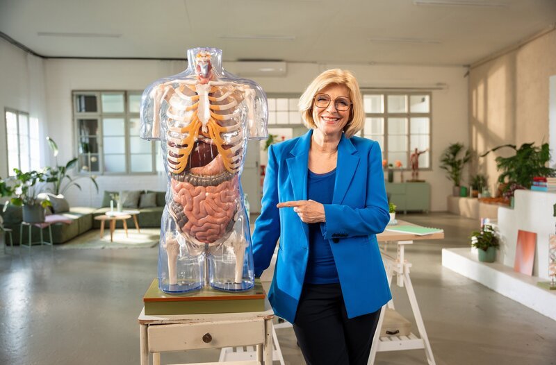 Regelmäßiger Stuhlgang ist mehr als nur Routine – er spiegelt das Wohlbefinden und die Darmgesundheit wider und zeigt, wenn der Körper Hilfe braucht. Was kann die Häufigkeit und Beschaffenheit des Stuhlgangs über die Gesundheit verraten? Susanne Holst kennt die Antwort – in „Wissen vor acht – Mensch“. – Bild: ARD/​Kilian Amrehm