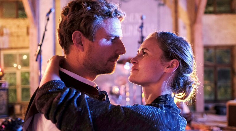 Ella (Inez Bjørg David) findet Gefallen an Florian (Leo Reisinger). – Bild: ZDF und ARD Degeto/​Kerstin Stelter