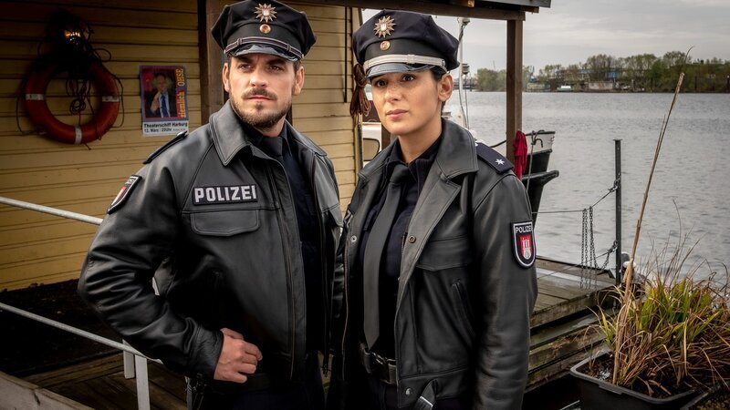 Kris (Marc Barthel) und Pinar (Aybi Era) sind auf dem Weg zu Petra Steinert, auf deren Theaterschiff der Auftritt von Daniel Lohse stattfinden sollte. – Bild: ZDF und Boris Lasewen