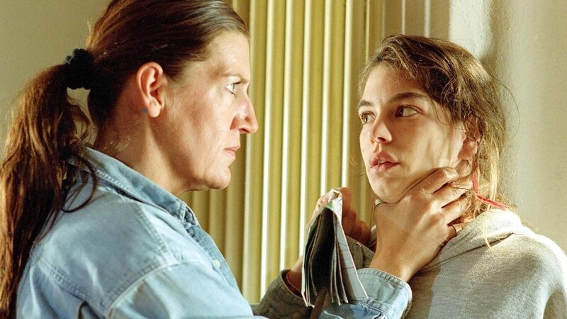 Walter (Katy Karrenbauer, li.) macht Stefanie (Isabelle Stoffel) klar, dass sie es absolut nicht billigt, dass in der Zelle Heroin konsumiert wird … – Bild: MG RTL D