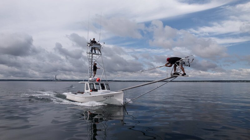 Ezyduzit on the water looking for fish Drone Shot from Side Niko Chaprales on Pulpit – Bild: Warner Bros. Discovery, Inc. or its subsidiaries and affiliates. All rights reserved.