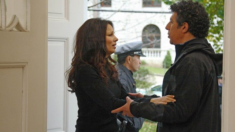 Elaine Dockerty (Fran Drescher) ist zutiefst besorgt. Ihre Tochter verschwindet spurlos. Captain Danny Ross (Eric Bogosian) versucht, sie zu beruhigen. – Bild: RTL /​ NBC