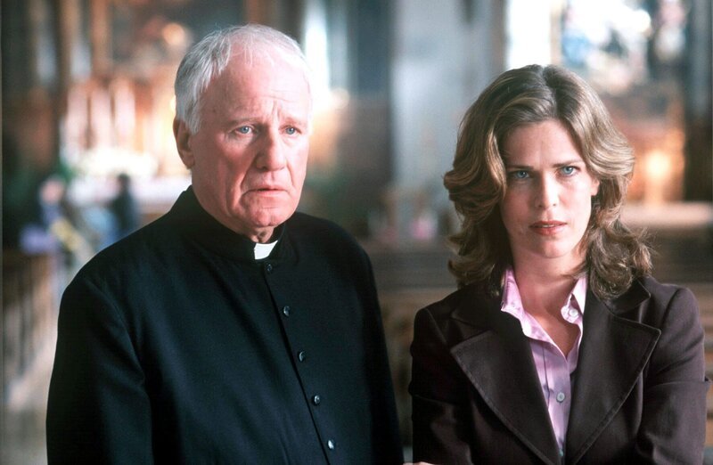 In Murnau entbrennt nach dem Mord an einer Anwältin in der Kirche ein heftiger Streit: Ist es unmoralisch, dass der Pfarrer (Nikol Voigtländer, l.) durch das Beichtgeheimnis einen Mörder „schützt“? Anette (Ursula Buschhorn, r.) versucht dem verzweifelten Pfarrer als Bürgermeisterin beizustehen … – Bild: SAT.1 /​ Kerstin Stelter Eigenproduktionsbild frei