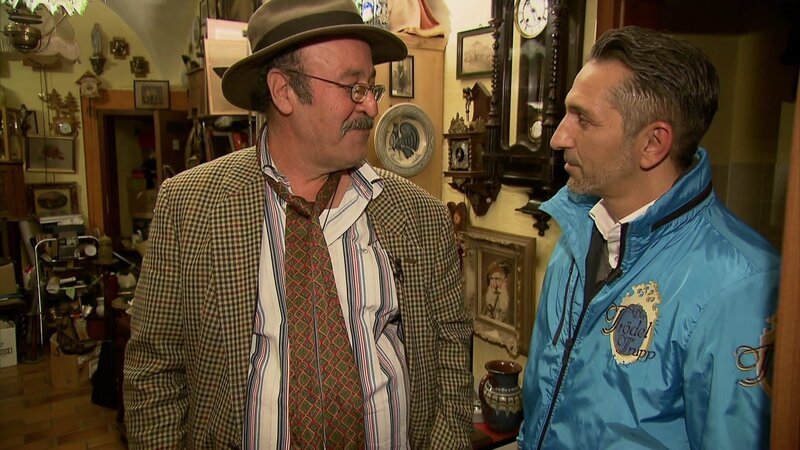 Antiquitätenhändler Ali macht trotz eines vollen Ladens kaum Umsatz. Das Problem: Die Massen an Kunst und antiken Schätzen überfordern seine Kunden. Auch Ali verliert langsam den Überblick. Wer könnte hier besser helfen als Experte Mauro? – Bild: RTLZWEI