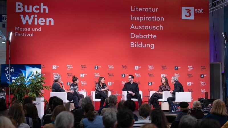 Franzobel, Barbara Kadletz, Brigitte Schwens-Harrant, Peter Fässlacher, Natascha Gangl, Heinz Sichrovsky – Bild: ZDF und ORF/​Buch Wien/​Daniela Nickmann